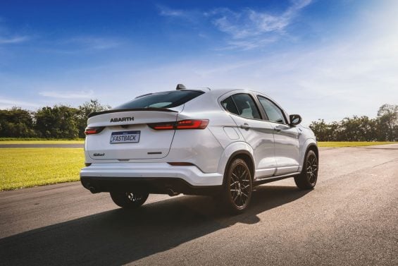 fiat fastback abarth 2024 frente lateral traseira em movimento 9