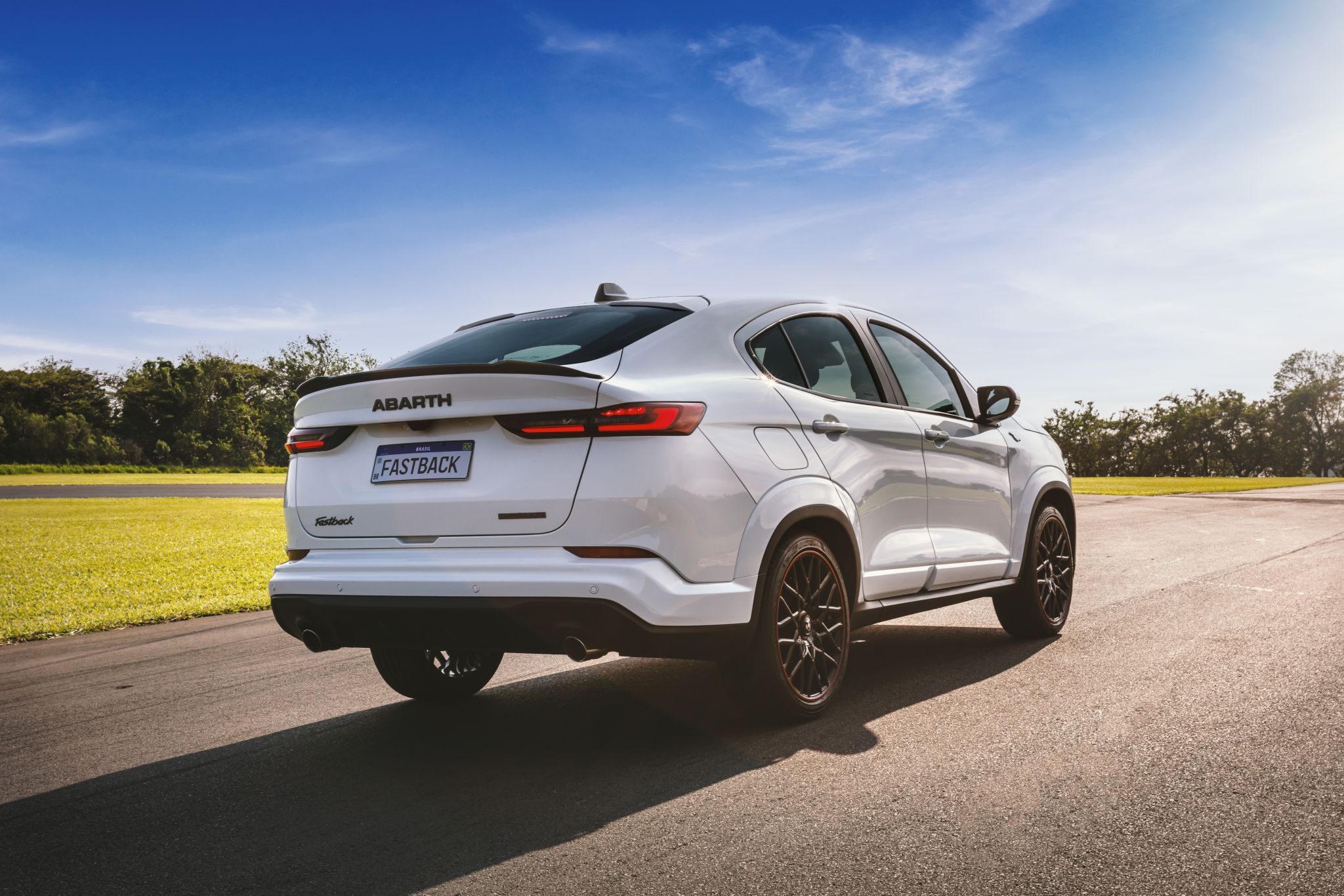 fiat fastback abarth 2024 frente lateral traseira em movimento 9 fiat fastback abarth 2024 frente lateral traseira em movimento 9
