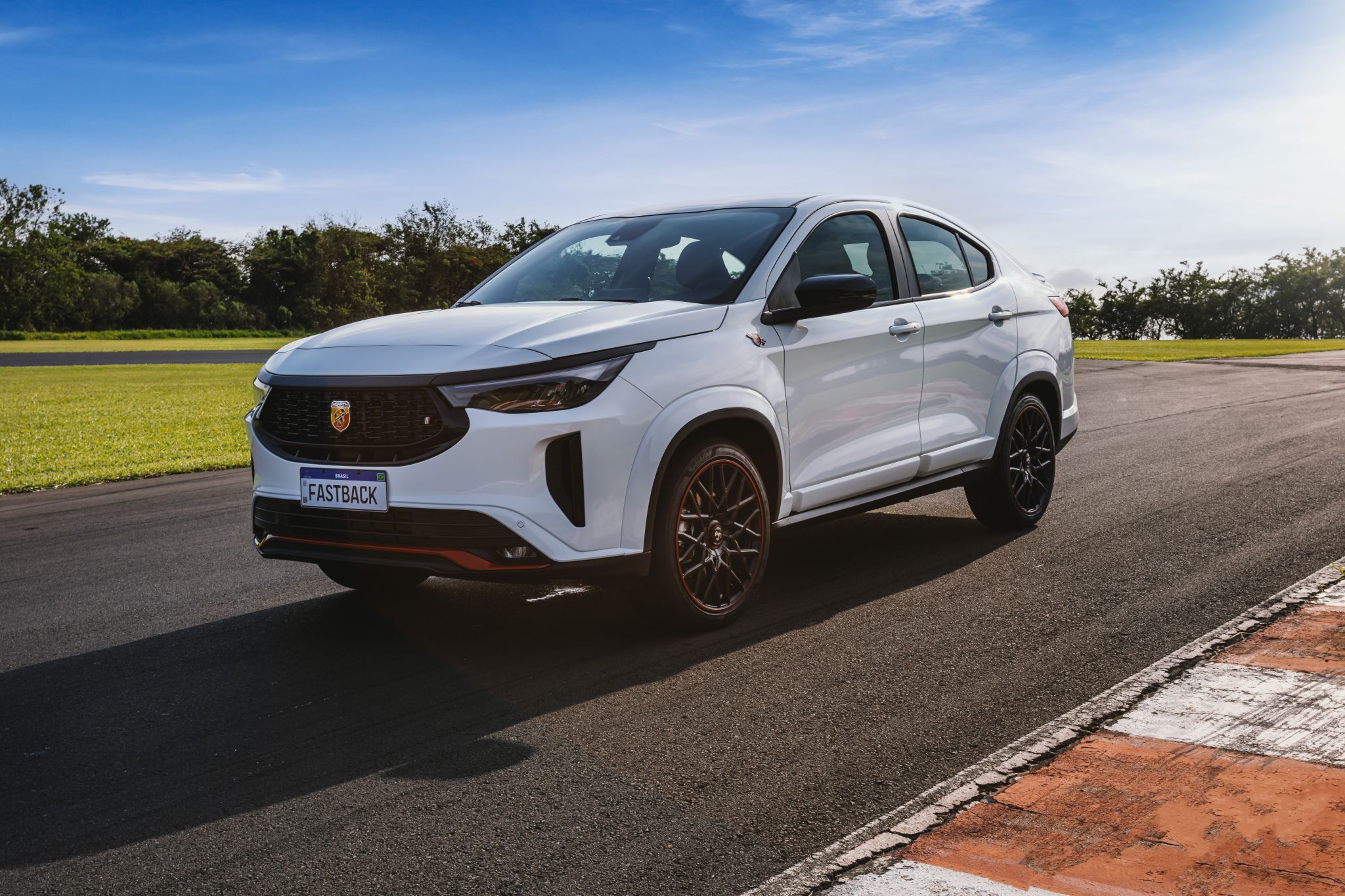 fiat fastback abarth 2024 frente lateral traseira em movimento 10 fiat fastback abarth 2024 frente lateral traseira em movimento 10