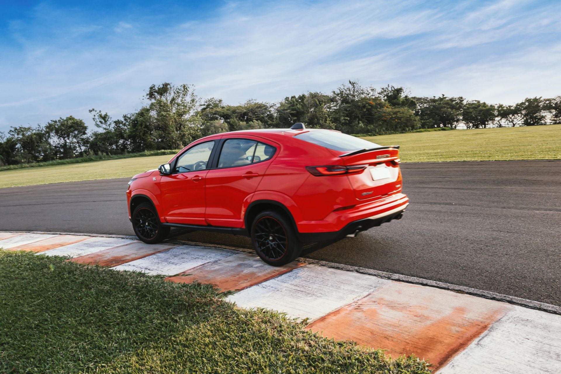 fiat fastback abarth 2024 frente lateral traseira em movimento 5