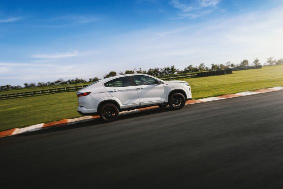 fiat fastback abarth 2024 frente lateral traseira em movimento 8