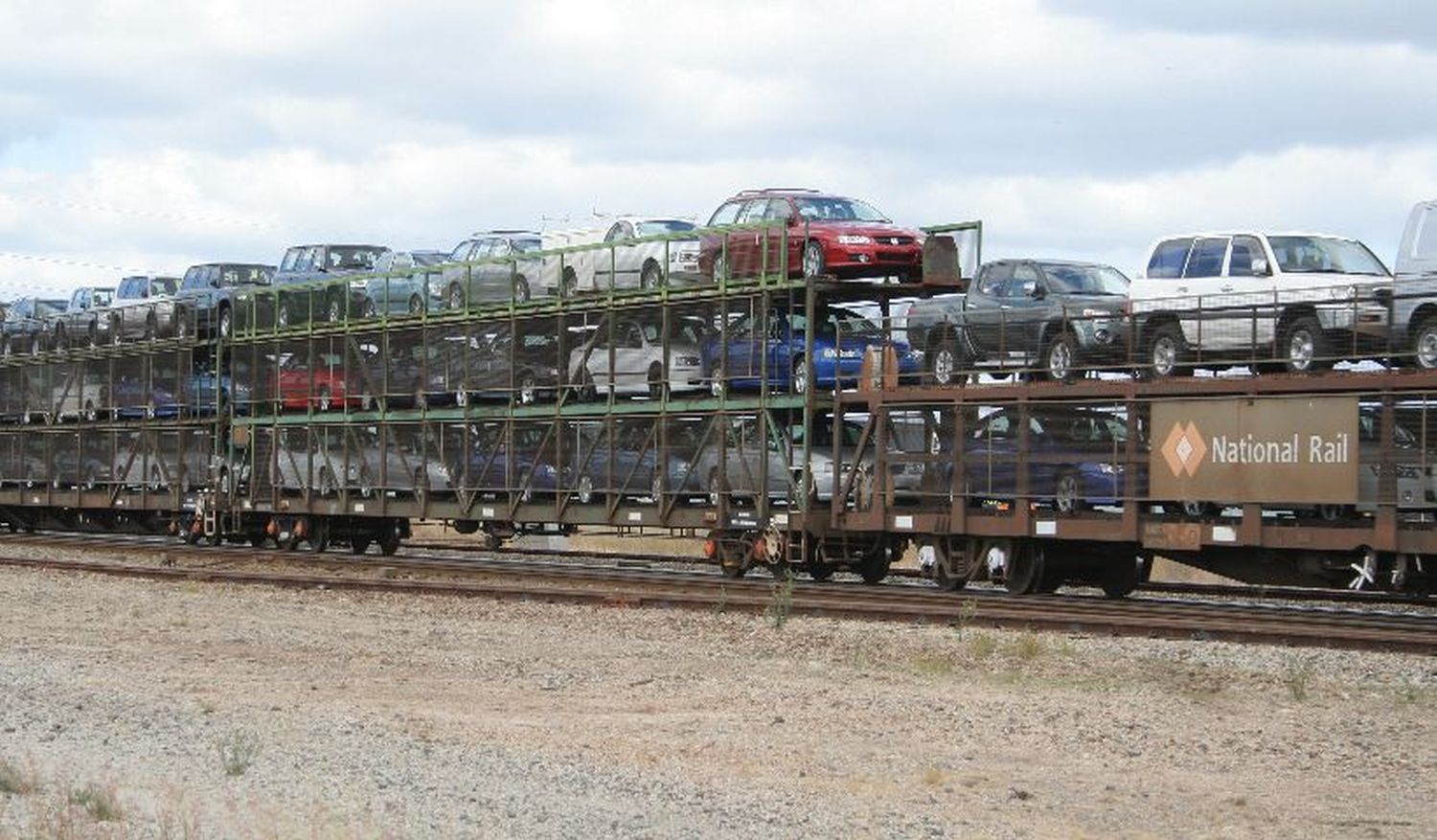 Transporte de carros por trem? Sim, existe cegonha sobre trilhos