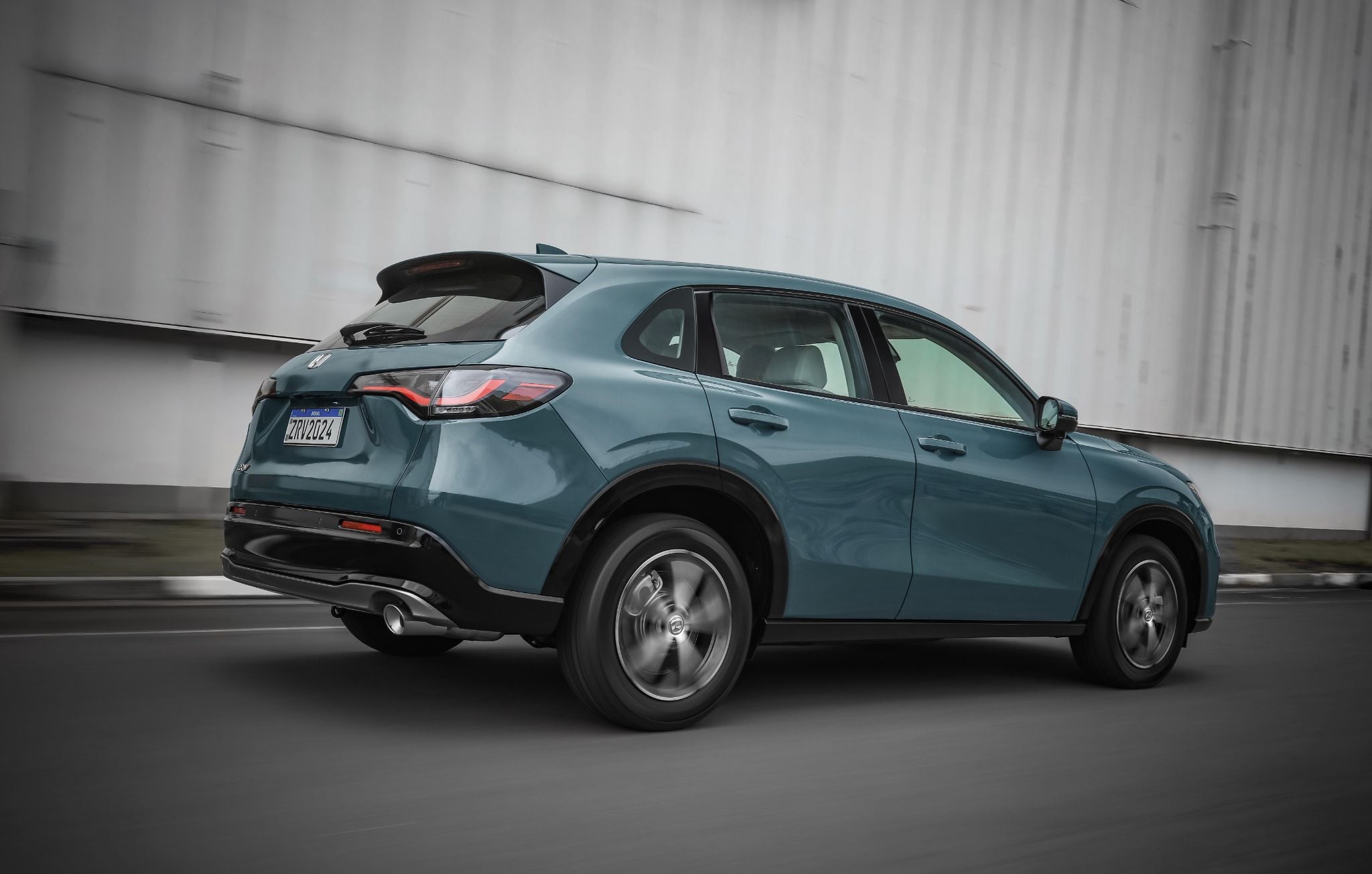 honda zr v 2024 em movimento na rodovia 3