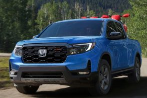 honda ridgeline 2024 azul frente lateral em movimento