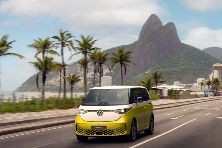 volkswagen kombi eletrica id buzz 2024 amarela e branca em movimento no brasil