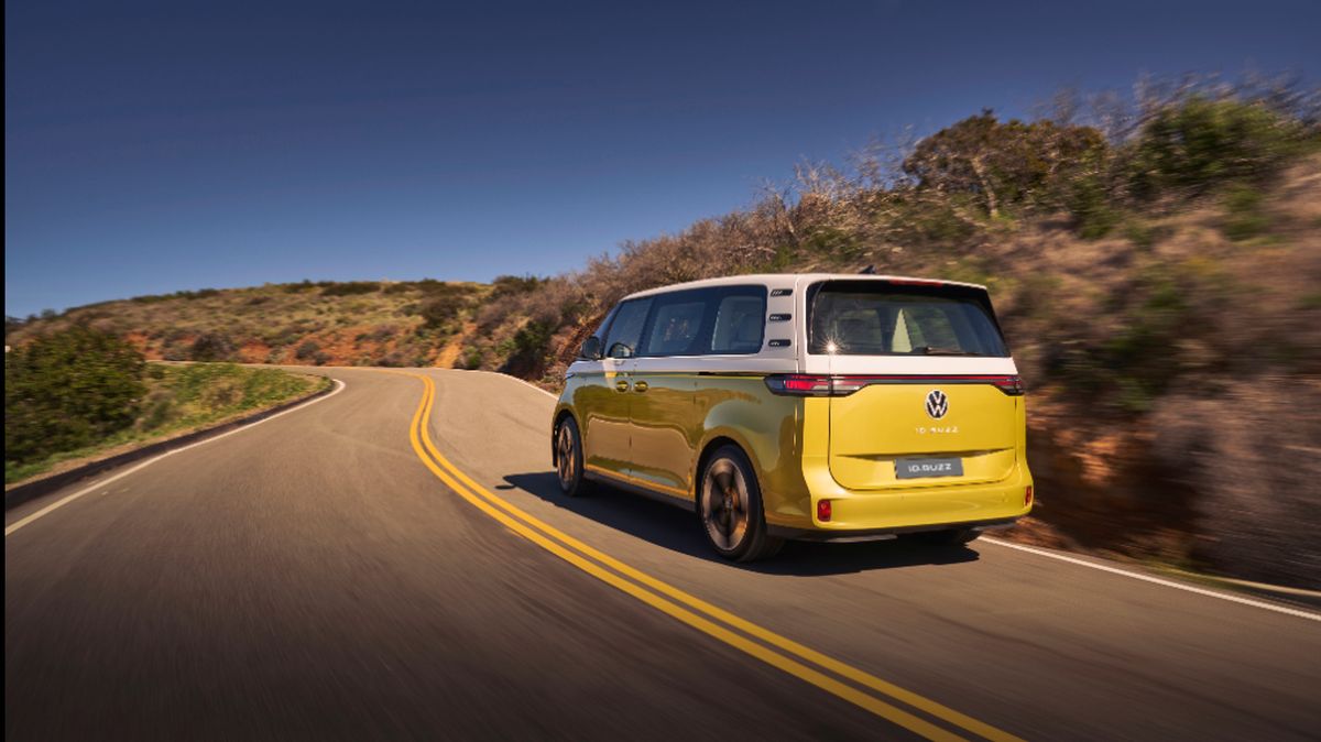 volkswagen kombi eletrica id buzz 2024 amarela e branca em movimento traseira