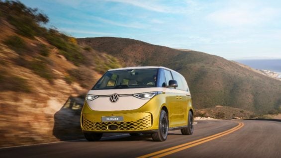 volkswagen kombi eletrica id buzz 2024 amarela e branca em movimento 1