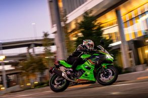 kawasaki ninja 500 2024 verde em movimento