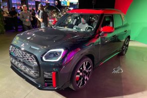 mini countryman john cooper works 2025 preto com teto vermelho frente parado 2