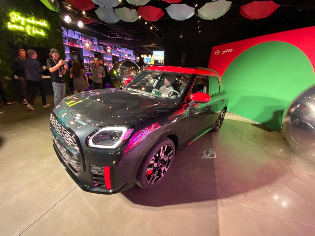 mini countryman john cooper works 2025 preto com teto vermelho frente parado