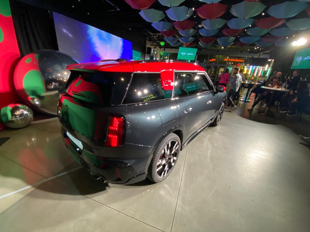 mini countryman john cooper works 2025 preto com teto vermelho traseira parado