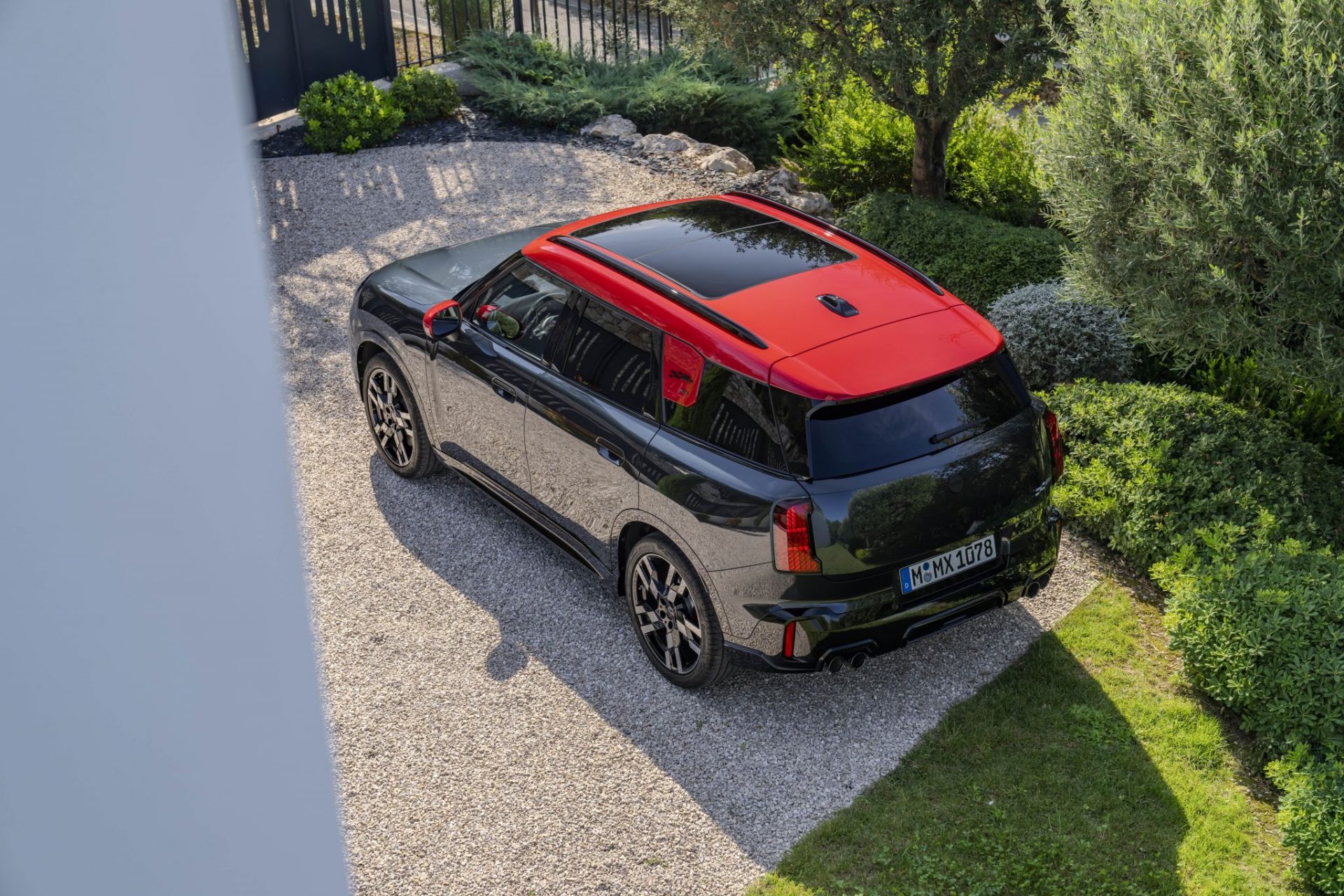 mini countryman john cooper works 2025 preto com teto vermelho traseira vista de cima parado