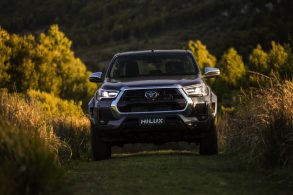 toyota hilux srx plus 2023 chumbo frente em movimento