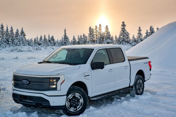 ford f 150 lightning xlt branca parada na neve