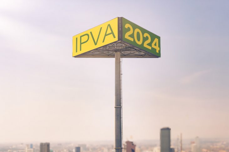placa amarela sinalizando ipva 2024