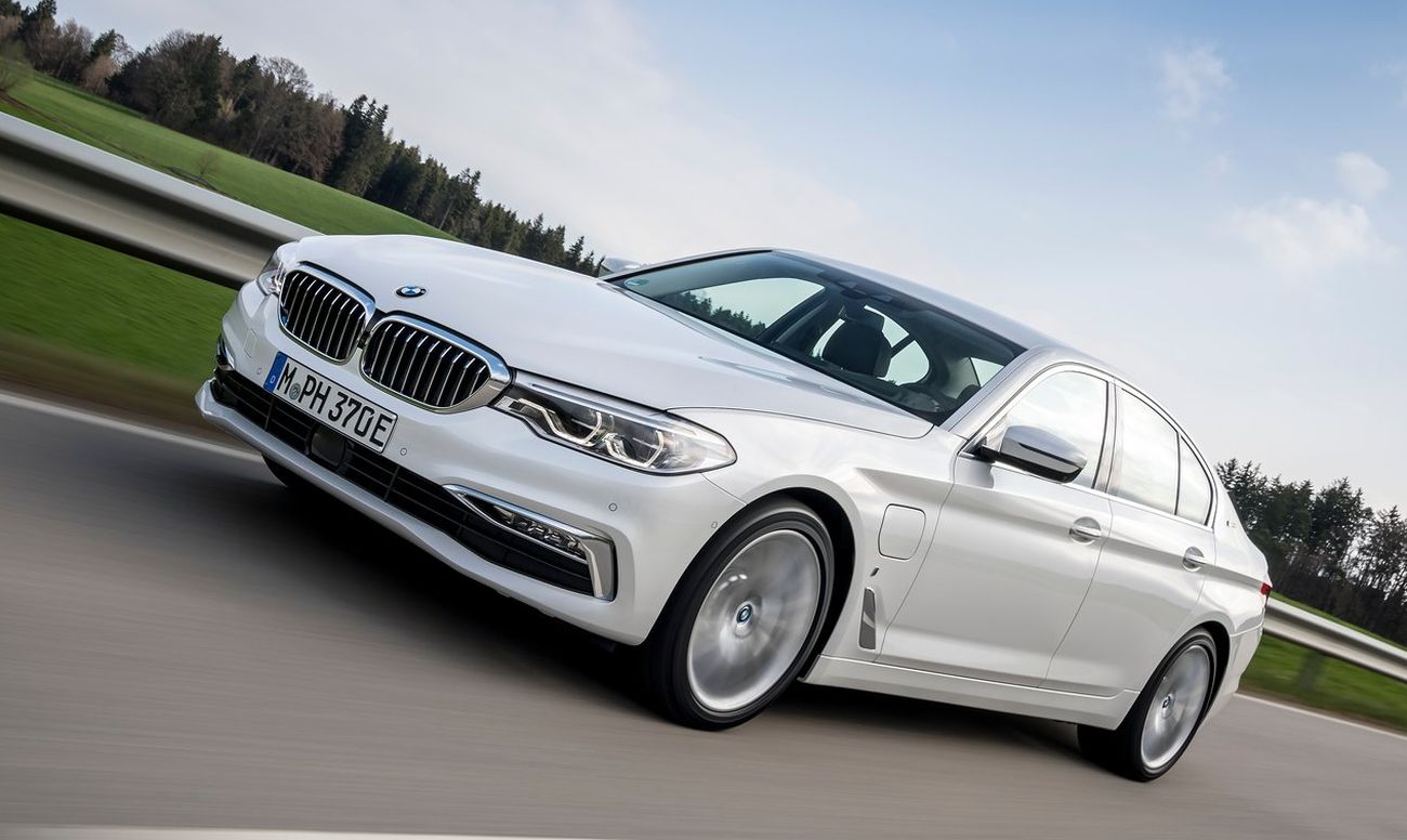 bmw 530e branco em movimento