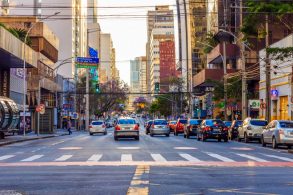 shutterstock rua de curitiba com carros parados no semaforo