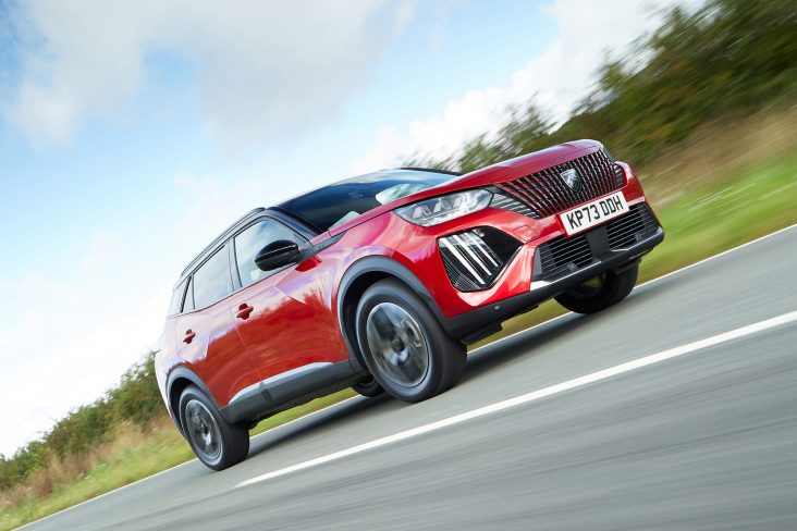 peugeot 2008 gt vermelho frente em movimento