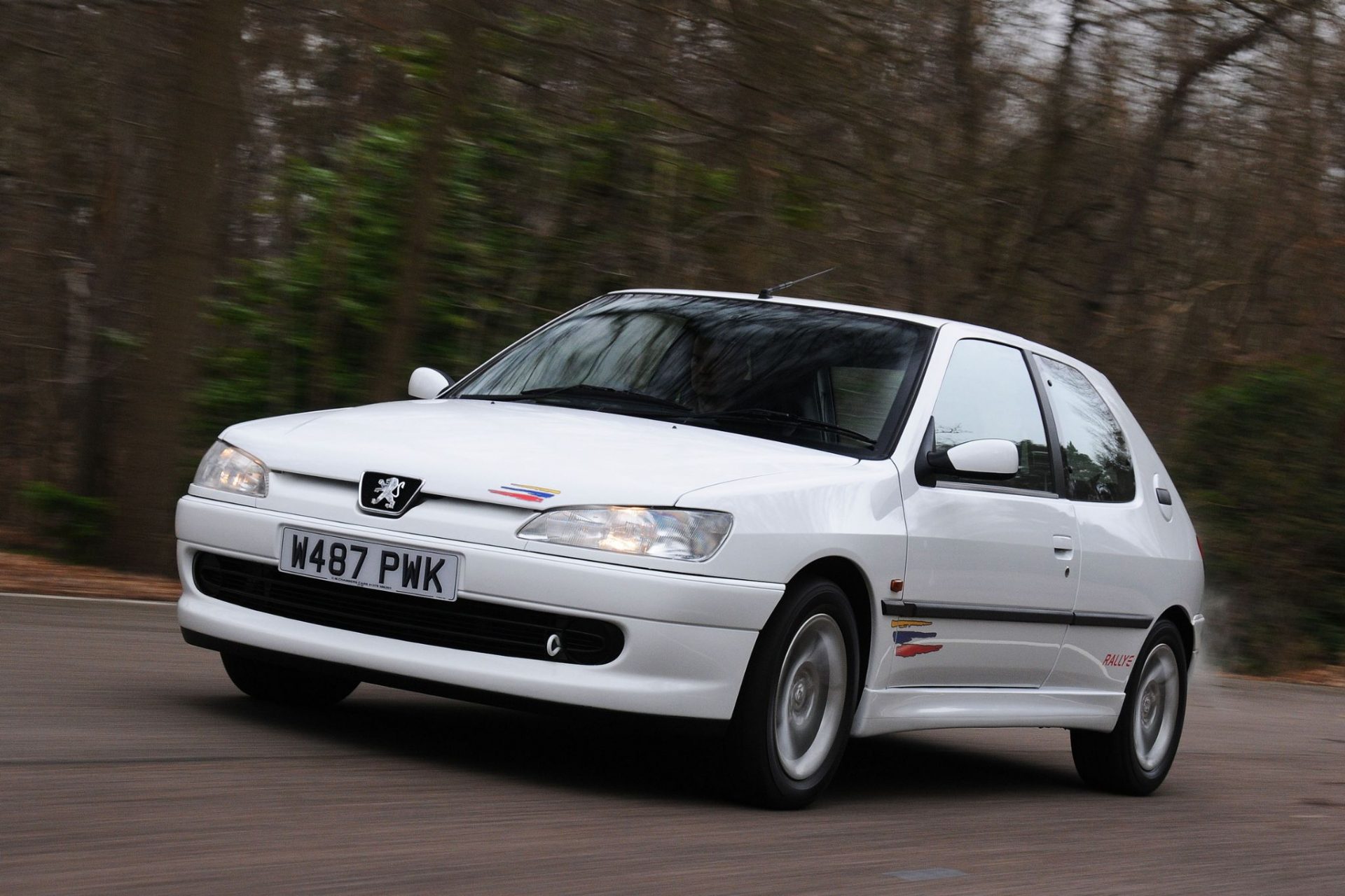 peugeot 306 rallye branco frente em movimento