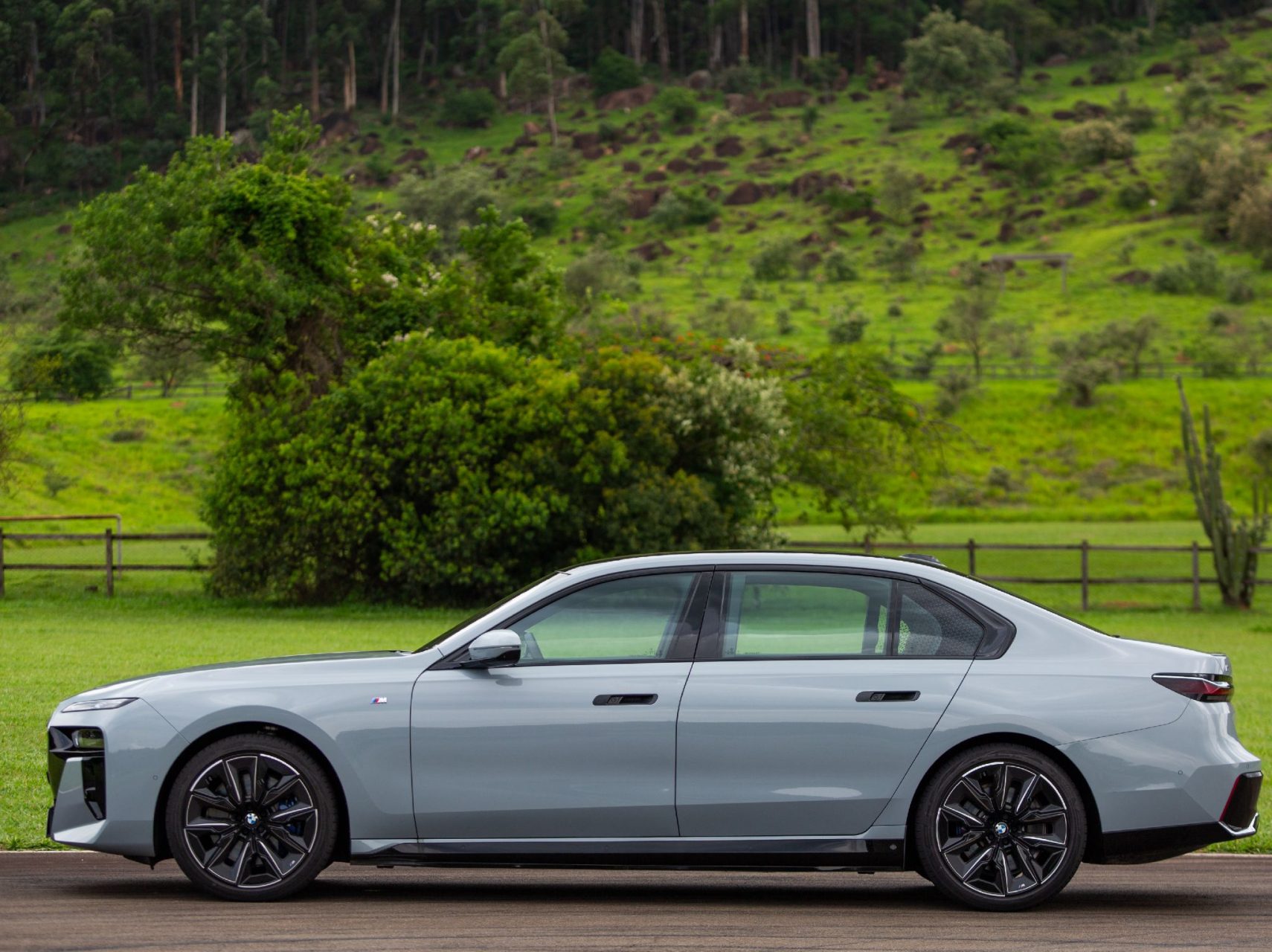 bmw i7 xdrive 60 cinza lateral parado