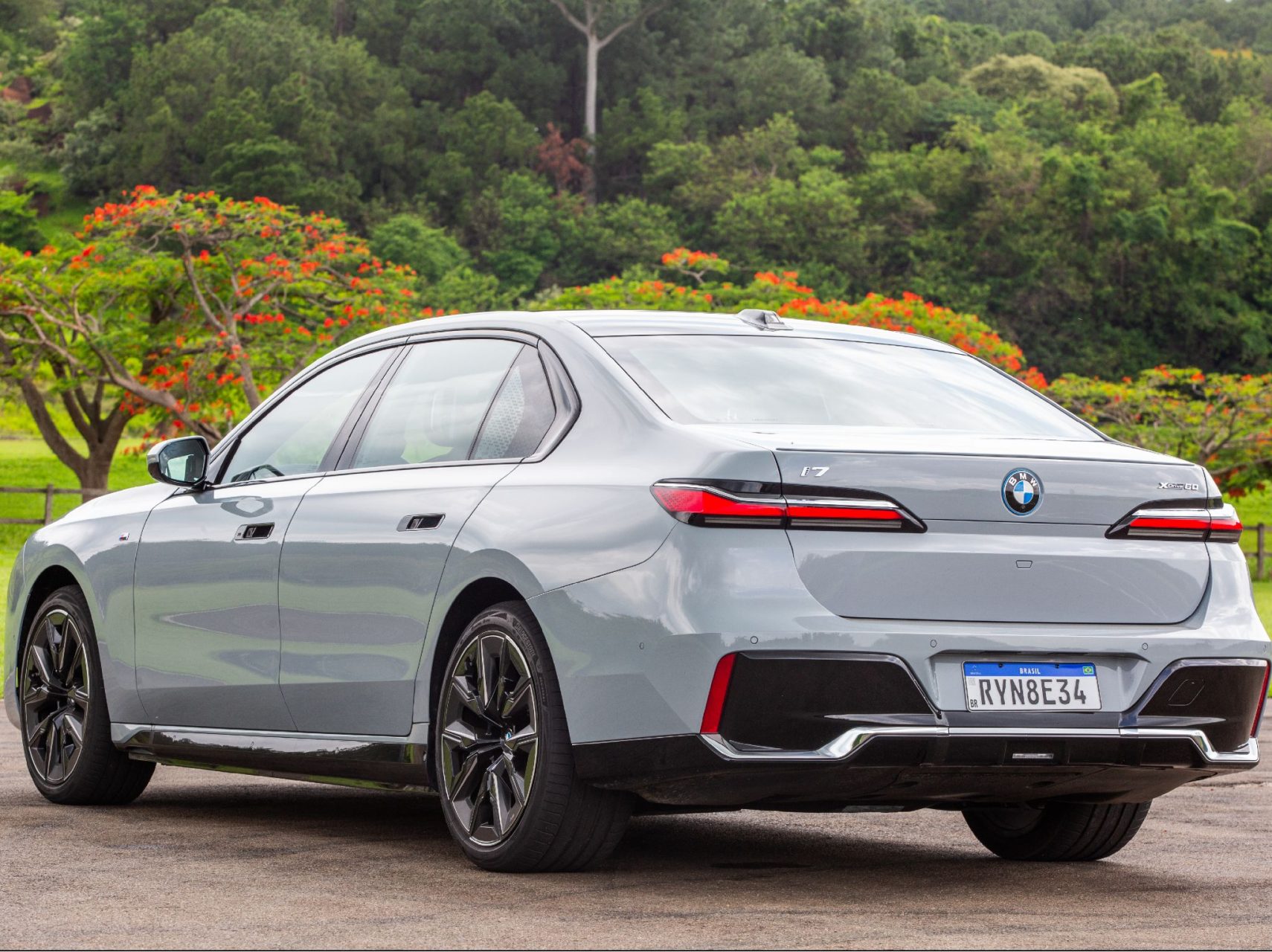 bmw i7 xdrive 60 cinza traseira parado