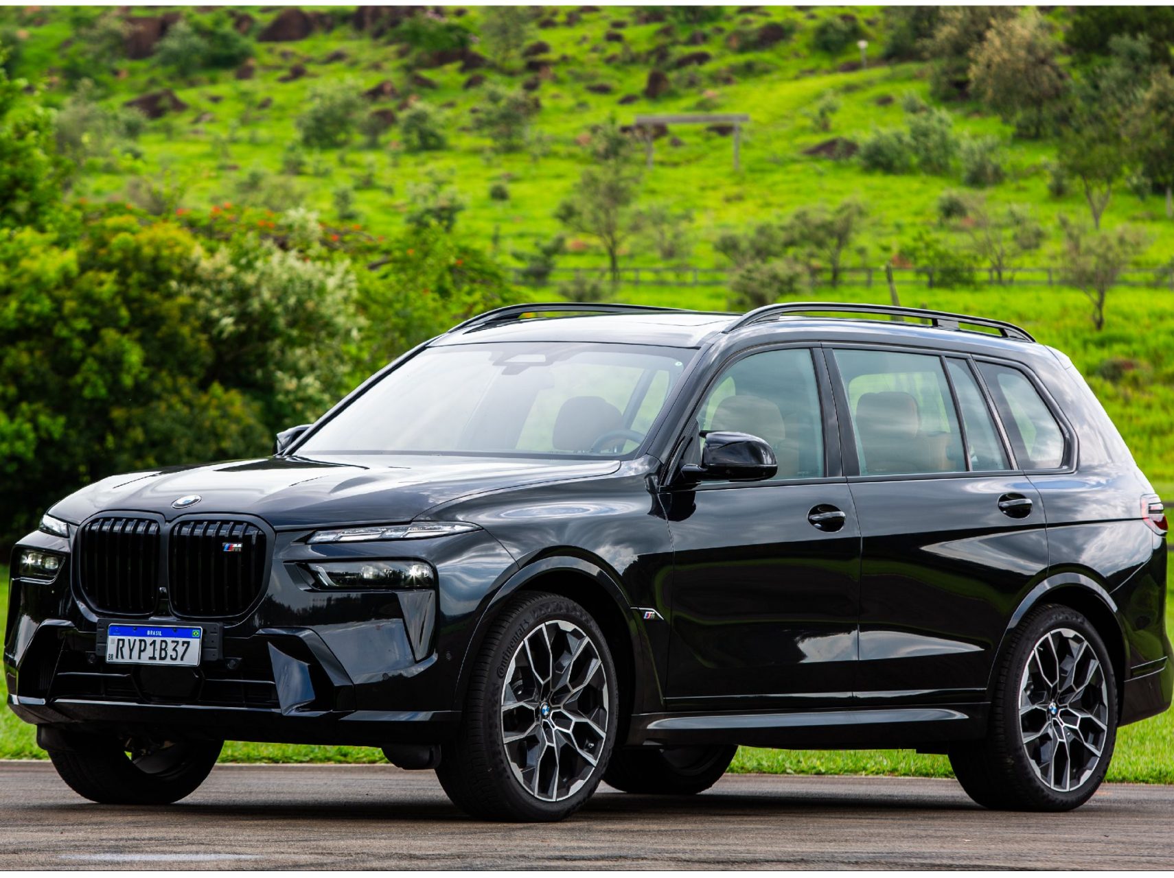 bmw x7 m60i preto dianteira parado