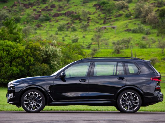 bmw x7 m60i preto lateral parado