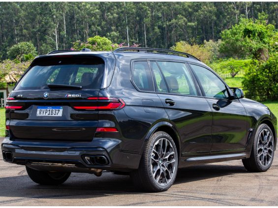 bmw x7 m60i preto traseira parado