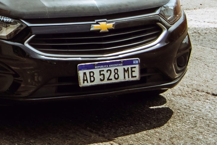 shutterstock dianteira de chevrolet prisma taxi argentina placa