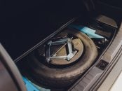 conjunto equipamentos obrigatorios macaco estepe chave de roda porta mala carro foto shutterstock