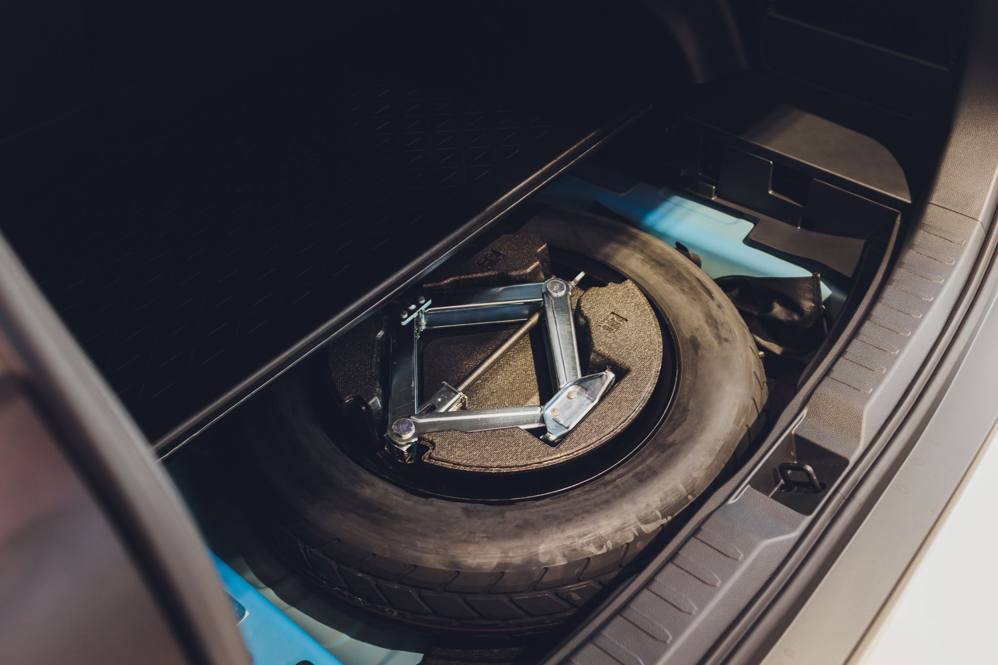 conjunto equipamentos obrigatorios macaco estepe chave de roda porta mala carro foto shutterstock