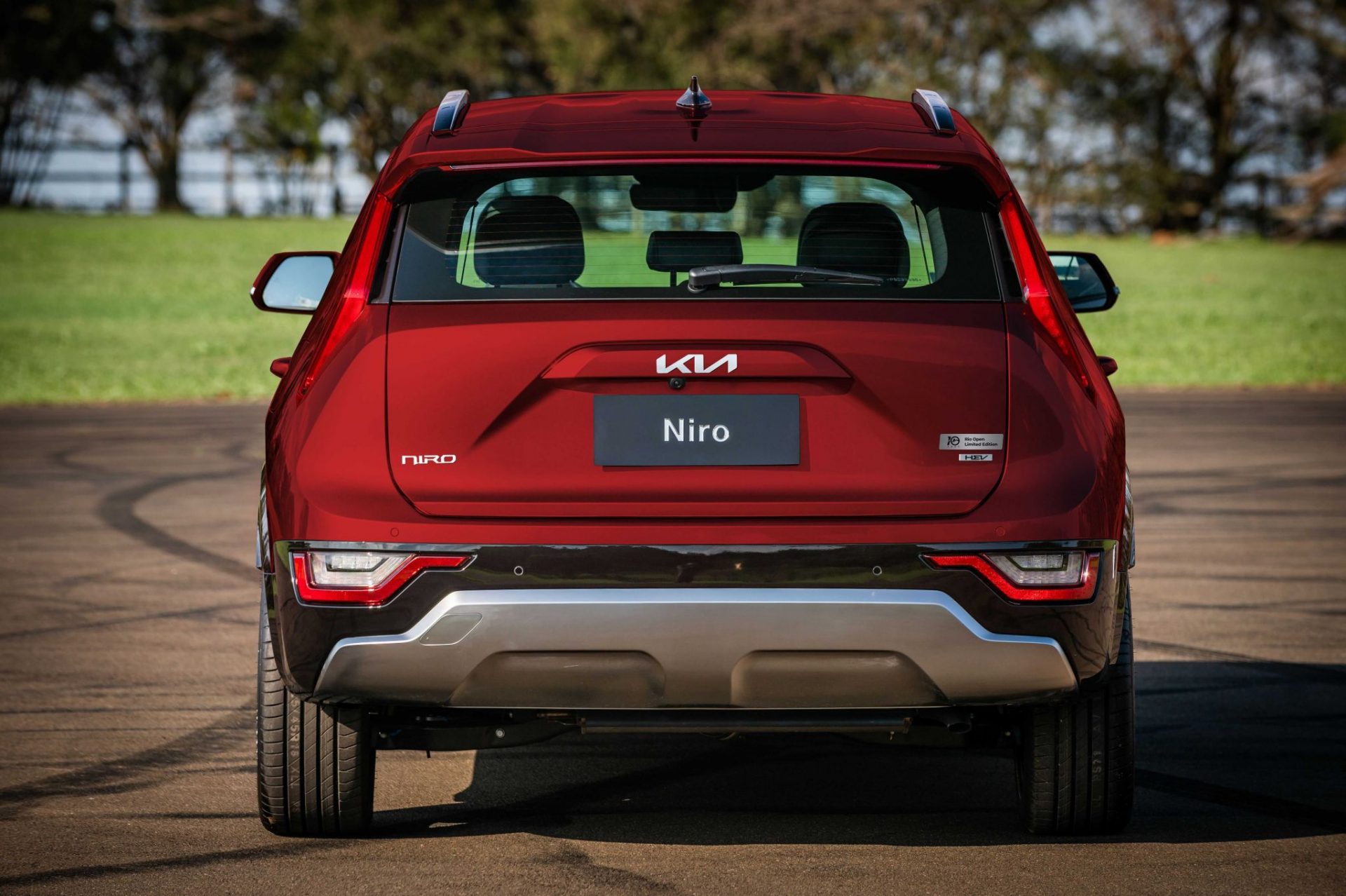 kia niro rio open traseira estacionado