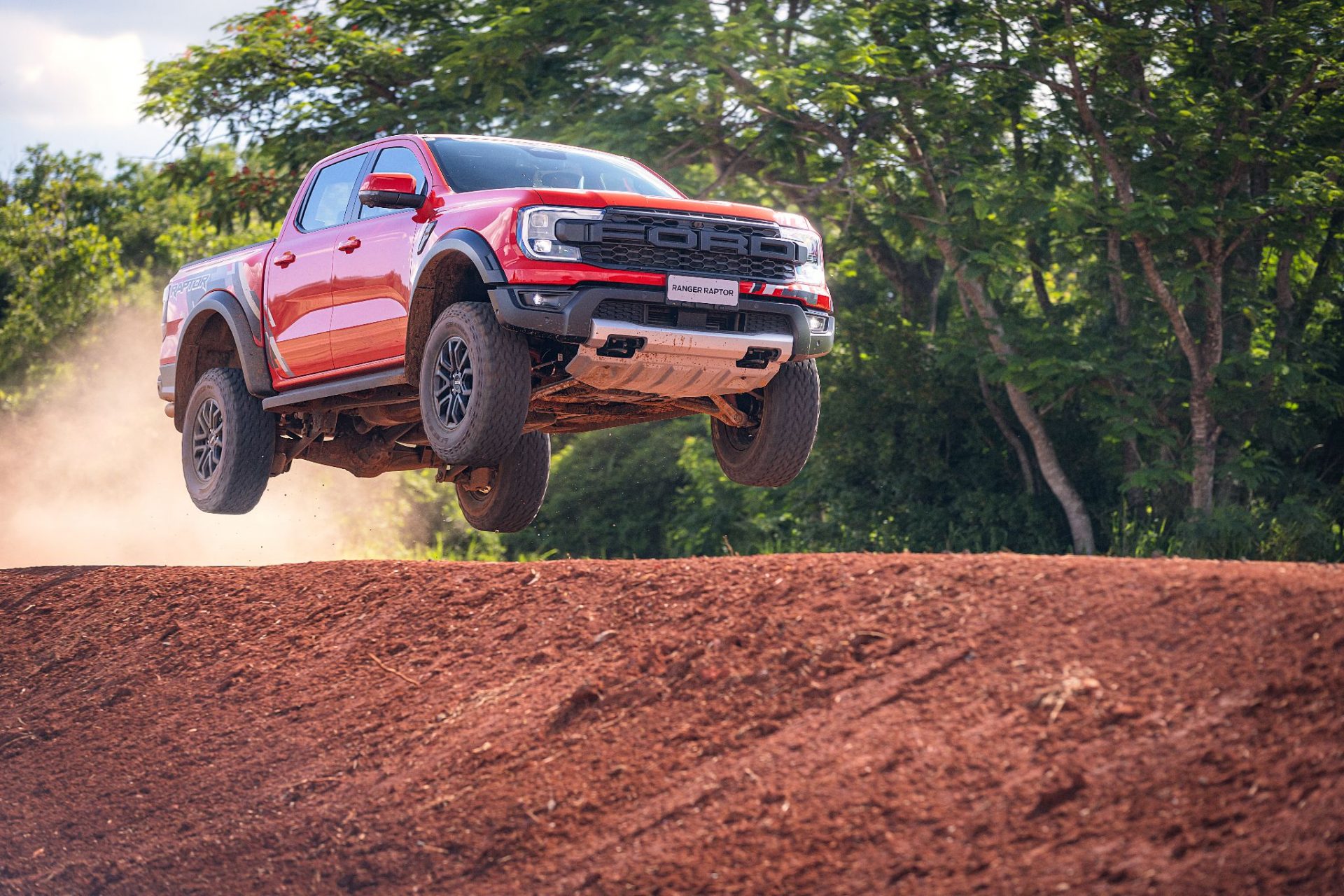 ford ranger raptor 2024 laranja saara frente saltando