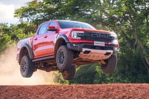 ford ranger raptor 2024 laranja saara frente saltando