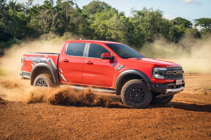 ford ranger raptor 2024 laranja saara lateral fazendo curva na terra