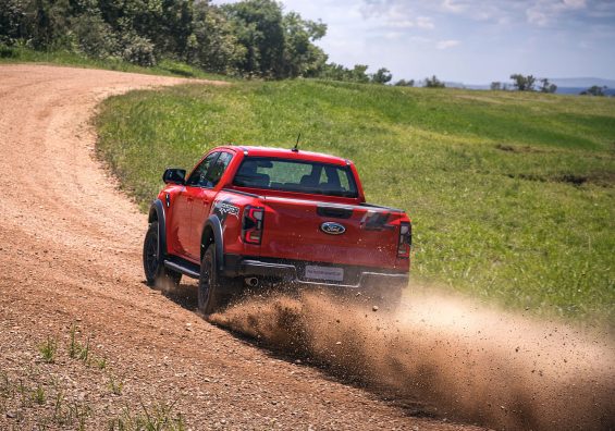 ford ranger raptor 2024 laranja saara traseira derrapando em pista de terra