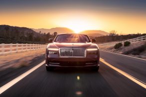 rolls royce spectre frente em rodovia