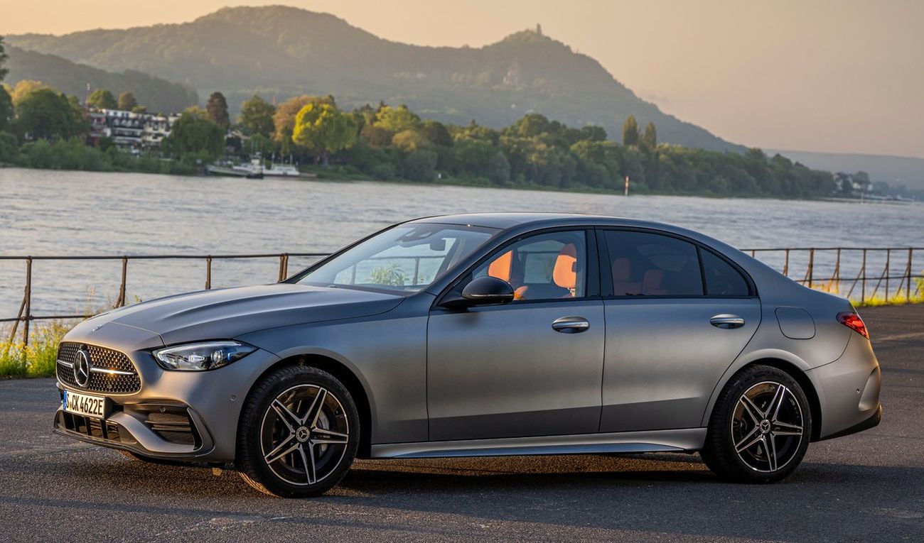 mercedes benz classe c 2023 cinza frente e lateral