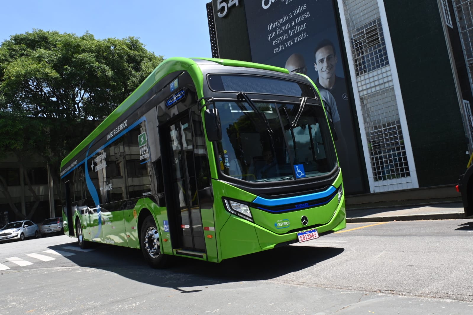 Ônibus elétrico da Mercedes-Benz está pronto para as ruas