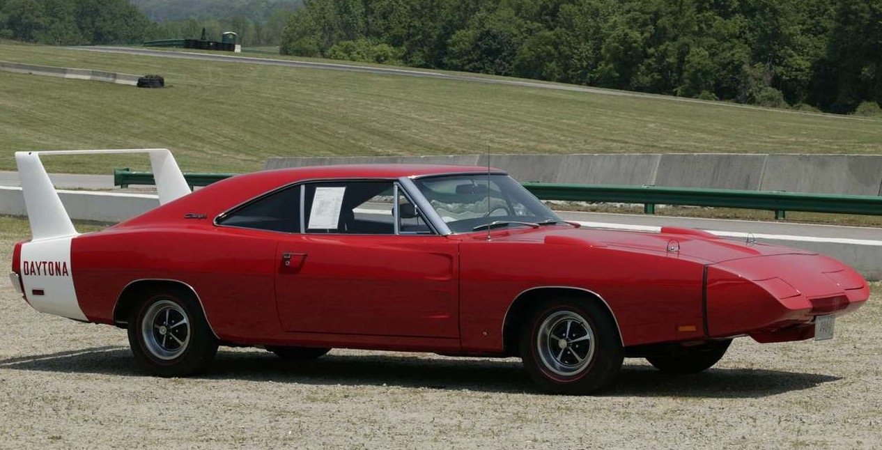 dodge charger daytona veremelho 1970 frente e lateral