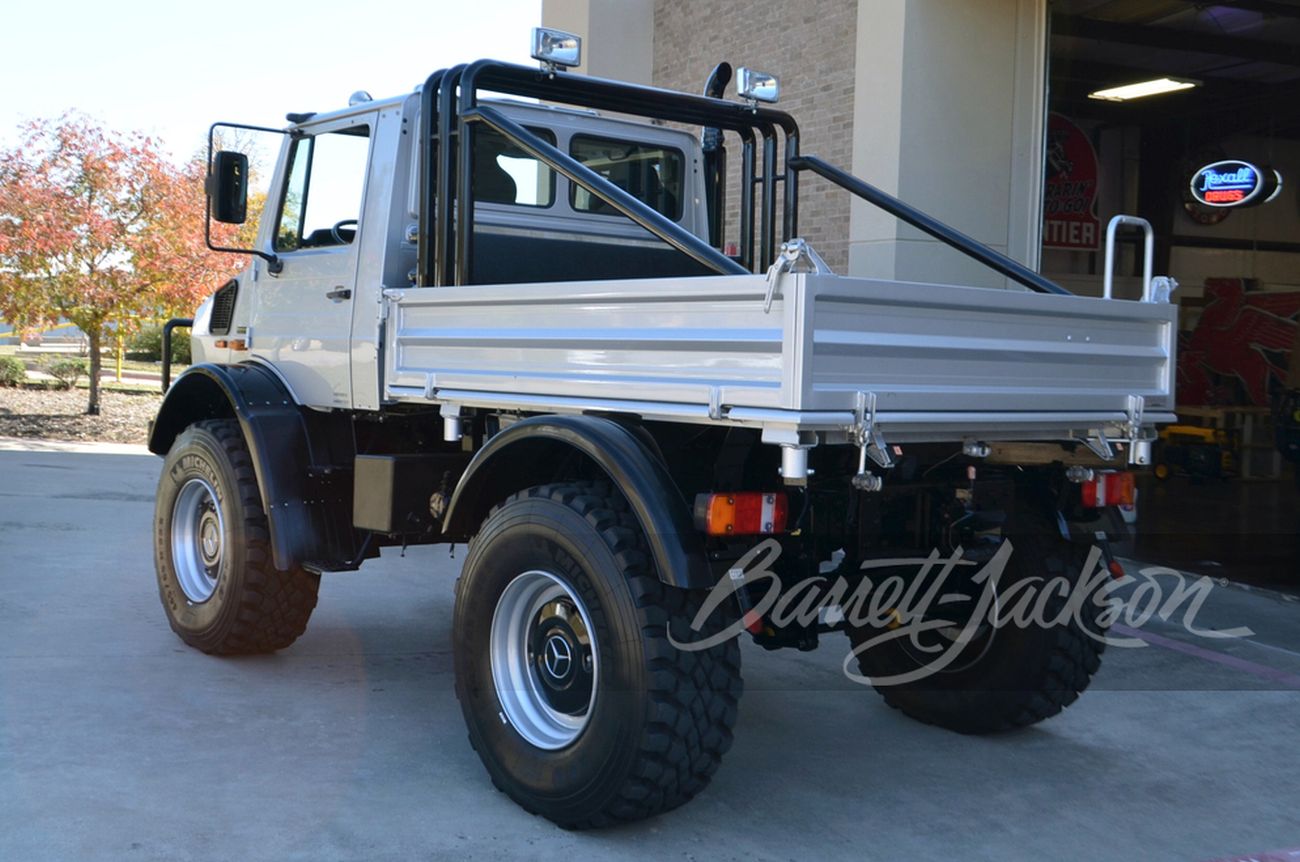 unimog schwarzenegger 1977 prata traseira e lateral barret jackson