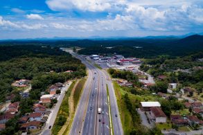 shutterstock rodovia br 101 trecho em raquari santa catarina