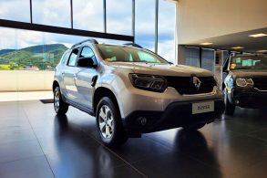 renault duster plus intense 1 6 cvt 2024 prata frente parado em concessionaria