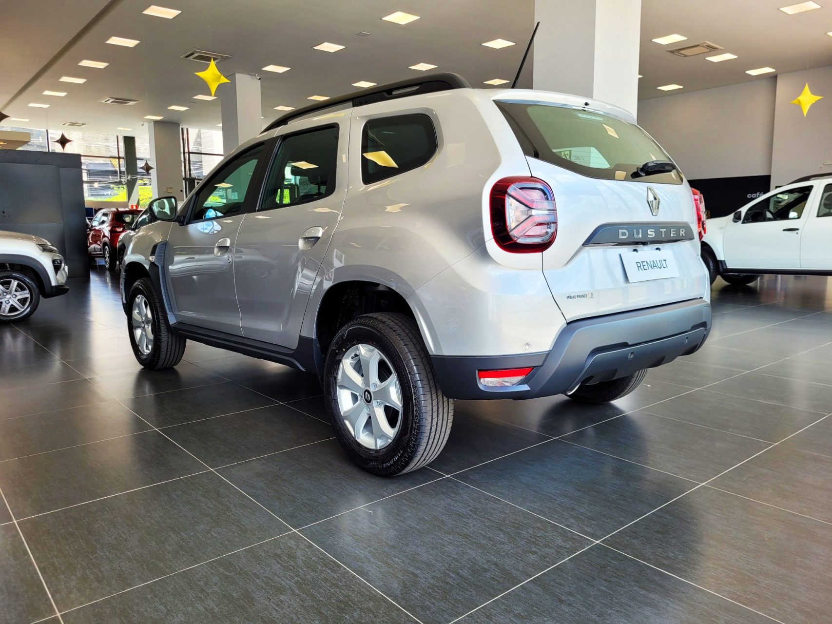 renault duster plus intense 1 6 cvt 2024 prata traseira parado em concessionaria