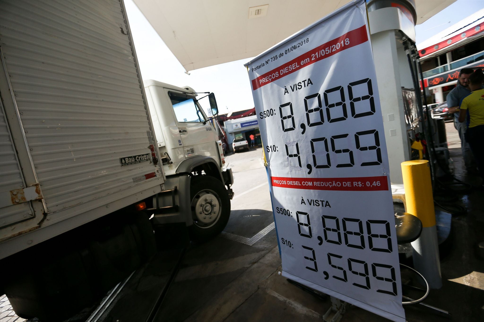 Distribuidoras são punidas por vender caro o diesel comprado a preços antigos