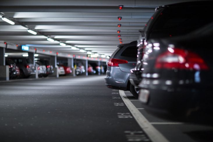 shutterstock estacionamento fechado cheio de carros
