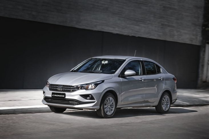 fiat cronos drive 2022 prata frente