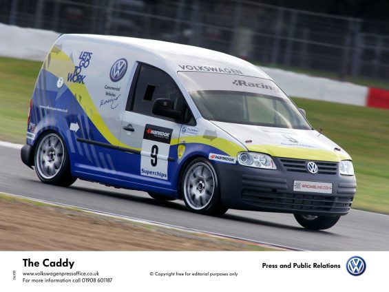 volkswagen caddy corrida frente em fazendo curva