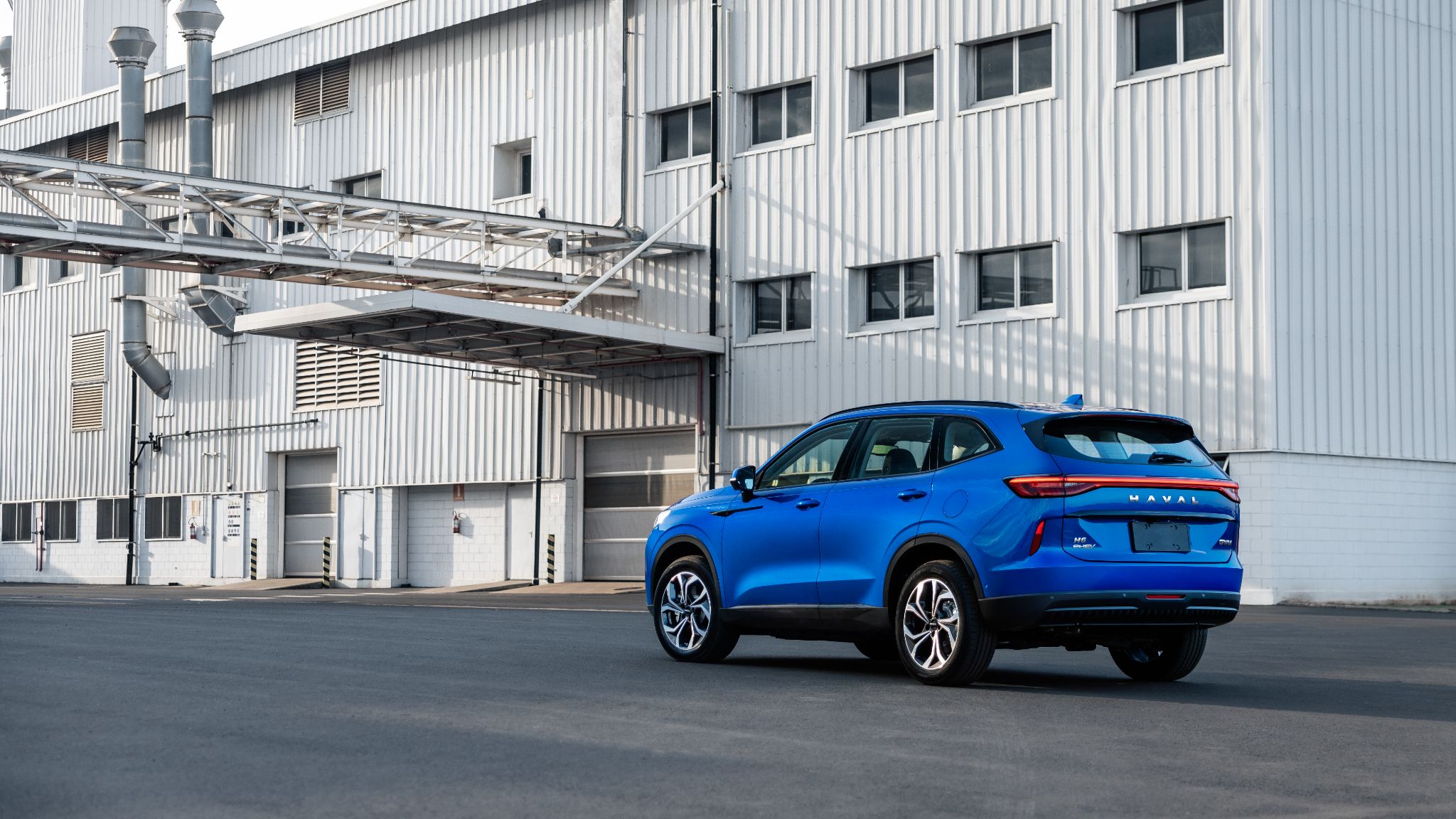 haval h6 phev azul traaseira parado