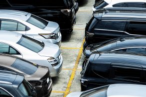 carros preto prata estacionamento portal